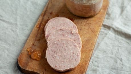 Wichtiger Wurst-Rückruf bei Edeka gestartet - innere Verletzungen drohen
