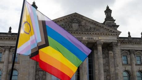 Protest nach Klöckner-Entscheidung – Aktivisten hissen Pride-Flagge vor dem Bundestag