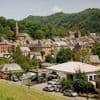 Découvrez ce village médiéval méconnu de l’Aveyron et son architecture de grès rouge