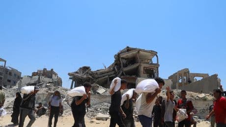 Gaza, aiuti bloccati: «Israele ha distrutto cibo scaduto o deteriorato» in mille camion