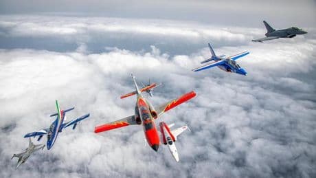 Los cazas de la Patrulla Águila hacen sus últimas acrobacias ante líderes políticos y empresariales en su vuelo de despedida