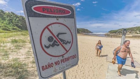 La playa de Galizano huele a aguas fecales