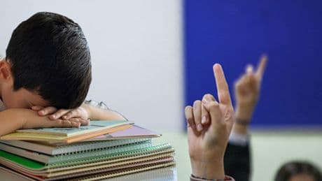 Kararsız ailelere eğitim rehberi: Yılın son aylarında doğan çocuklar okula bir sene geç mi başlamalı? Sınıfın en küçüğü olmak gerçekten dezavantaj mı?