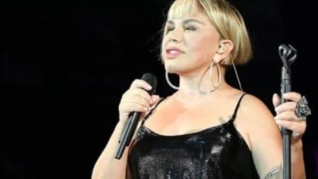 Sezen Aksu'dan yeni imaj: Sırrı Süreyya için saçlarını kazıtmıştı