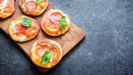 Mini pizzas proteicas, una receta sencilla, deliciosa y saludable ideal para quitarnos el antojo