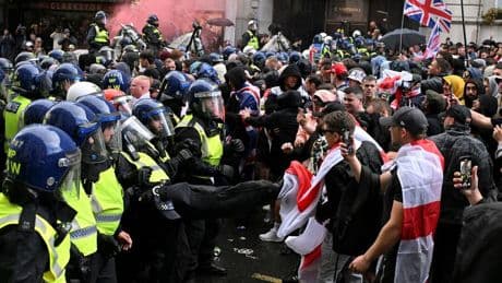 Großbritannien: Ausschreitungen bei rechter Großdemo in London – Zahlreiche Polizisten verletzt