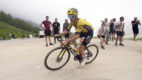 Simon Yates, un ave fénix de rosa en el Colle delle Finestre