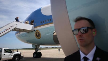 Glitzer und gezückte Schwerter: Supermacht unter Zugzwang: Darum geht es für Trump wirklich im Nahen Osten