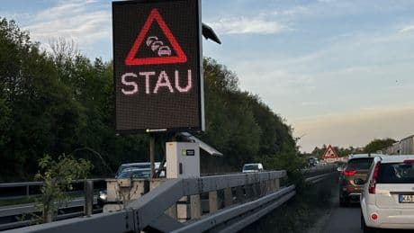 Teurer Stau-Fehler: Viele Autofahrer begehen ihn jedes Jahr aufs Neue