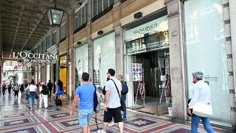 “Scuola nautica italiana” e “Max Mara Weekend”, i due marchi di moda sbarcano in via Venti