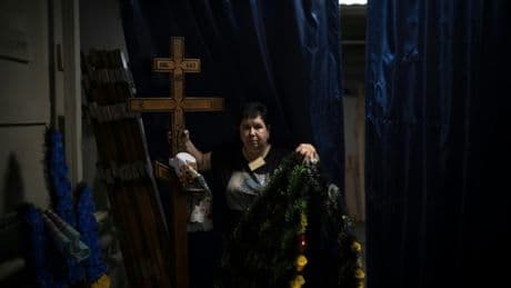 Ukraine : à Soumy, le quotidien éprouvant des pompes funèbres face à la guerre