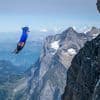 KIJK. Basejumper Peter (38) springt aan 347 km/u naar beneden, goed voor een nieuw wereldrecord