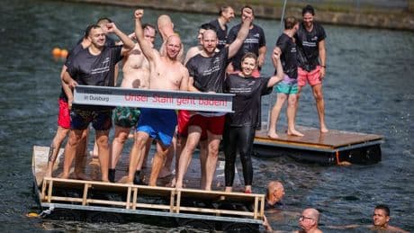 Spektakuläre Aktion: "Unser Stahl geht baden": Stahlarbeiter springen ins Wasser