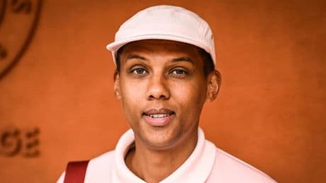 Duos inattendus, hymne de foot... Comment Stromae orchestre discrètement son retour