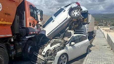 Mersin'de faciadan dönüldü! Kontrolden çıkan kamyon, 15 araca çarptı