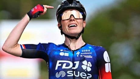 Emotionele Vollering grijpt macht in Vuelta en draagt zege op aan ’alle mensen met mentale problemen’