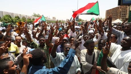 Sudan fillerin ayakları altında