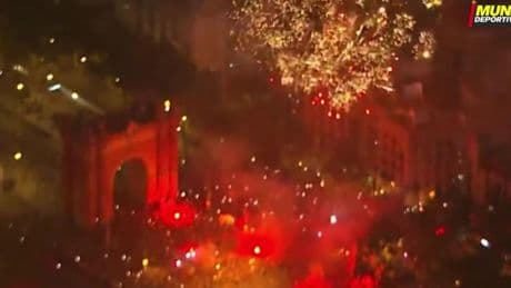 Así fue el espectacular recibimiento de la afición al Barça en el Arco del Triunfo