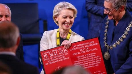 EU-Kommssionspräsidentin: Von der Leyen erhält Karlspreis – und setzt auf unabhängige EU-Verteidigung