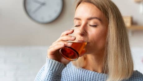 Cuál es la bebida reduce los efectos de la resaca, ayuda a rehidratar el cuerpo y mejora el estado general