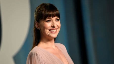 Dakota Johnson: "Mi padrastro, Antonio Banderas, cambió mi vida, nos casamos con España"