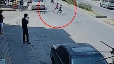 Mersin'de feci kaza! 2 kardeşe motosiklet çarptı, biri öldü