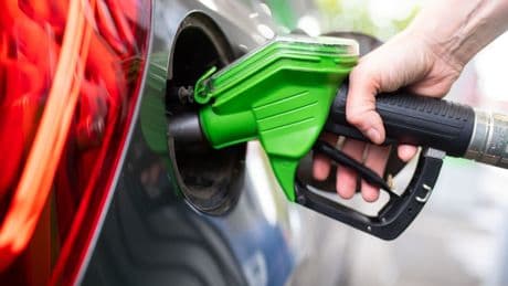 Mobilität: Spritpreise fallen auf Jahrestief