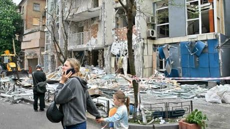 Guerra ucraina, pioggia di bombe russe su Kiev. Zelensky a Trump: «Se taci aiuti Putin»