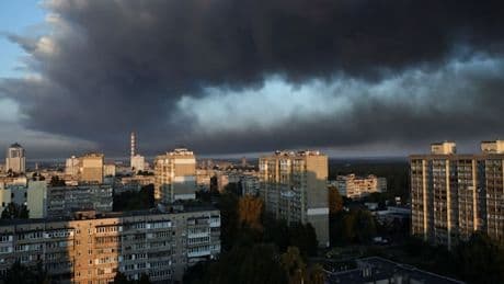 Ukraine meldet schwersten russischen Angriff seit Kriegsbeginn – Regierungsgebäude in Kiew brennt