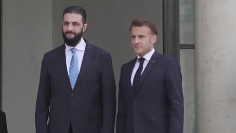 Le président syrien accueilli par Emmanuel Macron à l’Élysée lors de sa première visite polémique en Occident