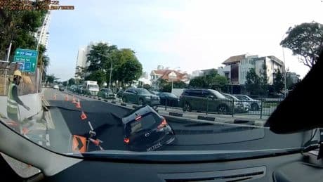 Plötzlich tat sich ein Loch auf - Straße in Singapur verschluckt Frau und Auto