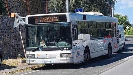 La Spezia, autista aggredita sull’autobus: è stata colpita da una bottiglia