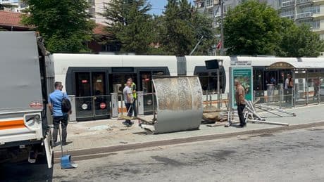 Eskişehir'de otobüs tramvay durağına daldı: Yaralılar var
