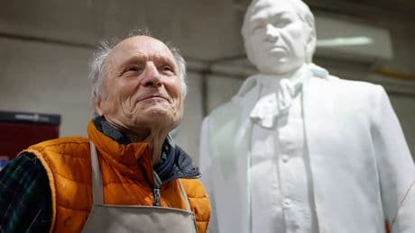 Antonio López ultima una escultura de Goya de casi dos metros que estará en la casa natal del pintor