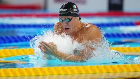 Martinenghi d'argento nei 100 metri rana ai Mondiali si Singapore, tra poco Ceccon: orario e dove vedere la gara in chiaro (tv e streaming). Il programma del 28 luglio