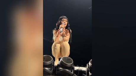 Katy Perry halts Nevada show to ‘accuse’ fan of sending private messages to Orlando Bloom