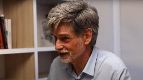 Carlos González, pediatra: “Pasarte la vida diciéndole a tu hijo constantemente que es mejor o peor que los demás niños no es para nada conveniente, es mejor callarse”