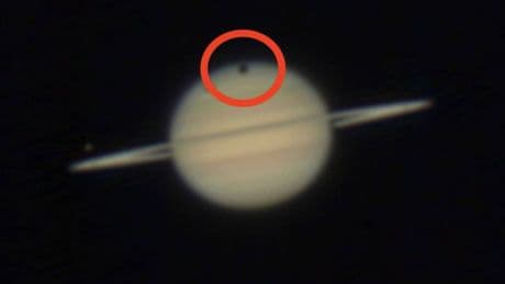 En 2010, un 'agujero negro' pasó por delante de Saturno: ahora ha vuelto a aparecer y será visible desde la Tierra