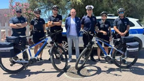 Ventimiglia, la sperimentazione: pattuglie della polizia locale in bici elettrica