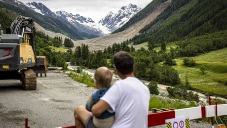 Zwitsers dal weer open na instorten gletsjer, honderden miljoenen schade