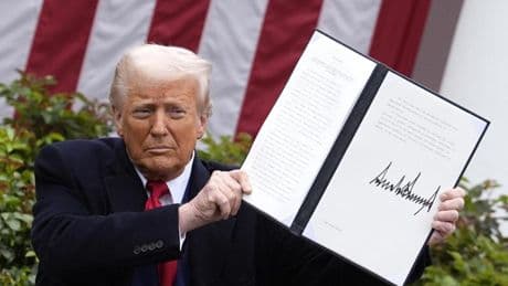 Trump: “Pausa di 90 giorni ai dazi reciproci”. Ma quelli alla Cina salgono al 125%