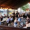 „Das echte Berlin schlägt zurück, ihr Dorfkinder!“: Gastronomen im Weinbergsweg wollen gegen Sperrstunde klagen