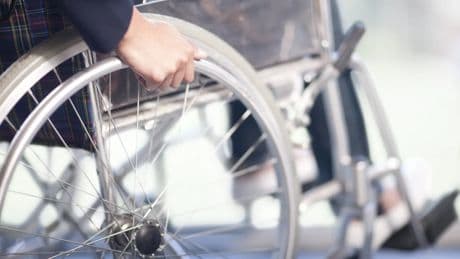 Avance histórico: un paciente parapléjico vuelve a andar gracias a la neuroestimulación