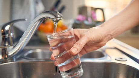 El peligro para el corazón de no beber suficiente agua a diario