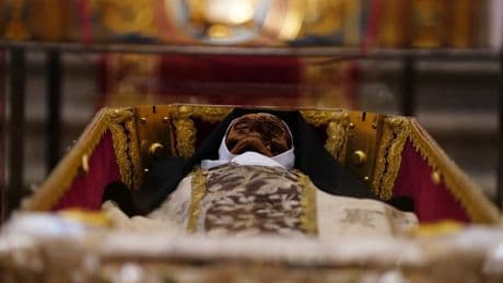 El cuerpo de Santa Teresa de Jesús se expone en la Basílica de Alba de Tormes tras más de un siglo