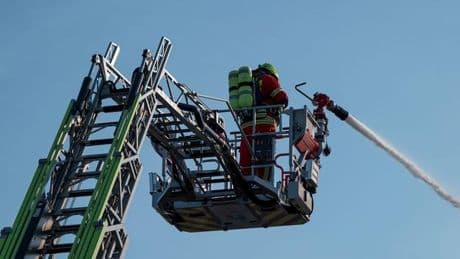 Einsatz: Feuerwehr rettet Menschen mit Drehleiter aus brennendem Haus