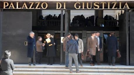 Violentata a 15 anni in una scuola di Genova, chiesto il processo per il compagno minorenne