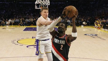 Lakers agree to terms with former Portland center Deandre Ayton