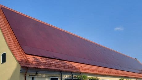 Größte Solaranlage mit roten Modulen: Bayrisches Schloss zeigt, was möglich ist