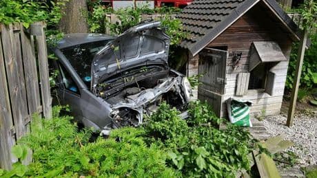Auto’s laten ravage achter in tuin na verkeersruzie in Noord-Brabant, twee mannen opgepakt